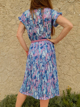 Charger l'image dans la galerie, Robe vintage Valérie - Décolleté et manches volantés. Imprimé abstrait. Taille S, 36, 38.