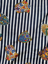 Charger l'image dans la galerie, Chemisier vintage Cassandra - Rayures et blasons. Col contrastant Taille XL, 42, 44