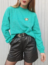 Charger l'image dans la galerie, Broche June - Papillon doré et émaillé décoré de strass.