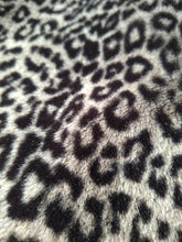 Charger l'image dans la galerie, Manteau vintage Najeth - Imprimé animalier gris et noir. Fourrure synthétique. Taille L, 40, 42. Margot JJ Deray. Made in France