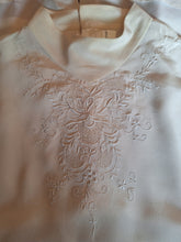 Charger l'image dans la galerie, Blouse vintage Priscillia - Soie nude. Broderies et boutonnage au dos. Taille S, 36, 38. Made in China