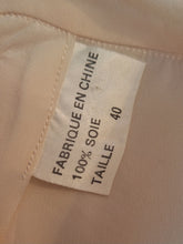 Charger l'image dans la galerie, Blouse vintage Priscillia - Soie nude. Broderies et boutonnage au dos. Taille S, 36, 38. Made in China
