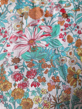 Charger l'image dans la galerie, Chemisier vintage Edwige - Fleurs pastels sur fond blanc. Taille S, 36, 38. Devernois.