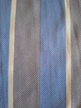 Charger l'image dans la galerie, Robe vintage Sidonie - A rayures chevrons bleu glacier et grises. Taille M, 38, 40.