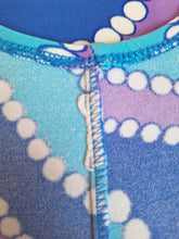 Charger l'image dans la galerie, Maillot de bain vintage Vic - Imprimé abstrait violet, bleu et blanc. Taille M, 38, 40.