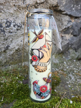 Charger l'image dans la galerie, Bougie parfumée Palmistry - Bocal en verre avec anse dorée. Black oud Cedar. 6x20x6. Tattoo The Palmist