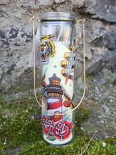 Charger l'image dans la galerie, Bougie parfumée Palmistry - Bocal en verre avec anse dorée. Black oud Cedar. 6x20x6. Tattoo The Palmist