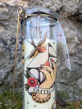 Charger l'image dans la galerie, Bougie parfumée Palmistry - Bocal en verre avec anse dorée. Black oud Cedar. 6x20x6. Tattoo The Palmist