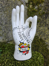 Charger l'image dans la galerie, Main Family - Chiromancie. En porcelaine blanche tatouée rockabilly. The Palmist. Palmistry