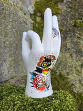 Charger l'image dans la galerie, Main Family - Chiromancie. En porcelaine blanche tatouée rockabilly. The Palmist. Palmistry
