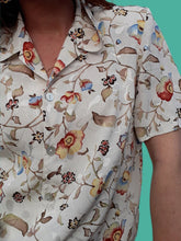 Charger l'image dans la galerie, Chemisier vintage Anne - Motifs floraux irisés. Taille M, 38, 40. Canda.
