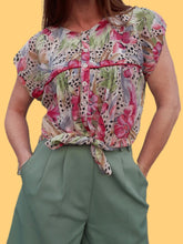 Charger l'image dans la galerie, Blouse vintage Émilie - Fleuri à nouer. Taille M, 38, 40. Toshi Paris. Made in India.