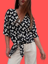 Charger l'image dans la galerie, Blouse vintage Roberta - Imprimé nœuds, bleu marine et blanc. Taille XL, 42, 44. Givenchy