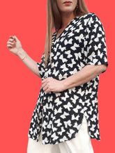 Charger l'image dans la galerie, Blouse vintage Roberta - Imprimé nœuds, bleu marine et blanc. Taille XL, 42, 44. Givenchy