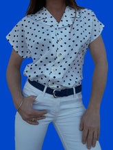 Charger l'image dans la galerie, Chemisier vintage Jessica - A pois bleu marine et blanc. Taille M, 38, 40. Françoise de France.