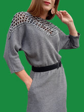 Charger l'image dans la galerie, Robe vintage Mila - Grise chinée noire, ajourée au col. Taille M, 38, 40. Made in France