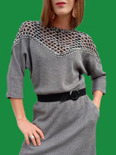 Charger l'image dans la galerie, Robe vintage Mila - Grise chinée noire, ajourée au col. Taille M, 38, 40. Made in France