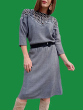 Charger l'image dans la galerie, Robe vintage Mila - Grise chinée noire, ajourée au col. Taille M, 38, 40. Made in France