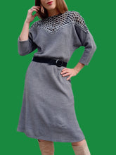 Charger l'image dans la galerie, Robe vintage Mila - Grise chinée noire, ajourée au col. Taille M, 38, 40. Made in France