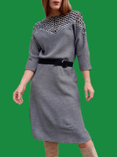 Charger l'image dans la galerie, Robe vintage Mila - Grise chinée noire, ajourée au col. Taille M, 38, 40. Made in France
