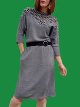 Charger l'image dans la galerie, Robe vintage Mila - Grise chinée noire, ajourée au col. Taille M, 38, 40. Made in France