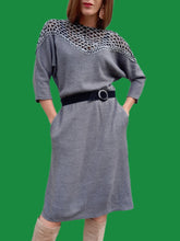 Charger l'image dans la galerie, Robe vintage Mila - Grise chinée noire, ajourée au col. Taille M, 38, 40. Made in France