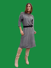 Charger l'image dans la galerie, Robe vintage Mila - Grise chinée noire, ajourée au col. Taille M, 38, 40. Made in France