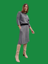 Charger l'image dans la galerie, Robe vintage Mila - Grise chinée noire, ajourée au col. Taille M, 38, 40. Made in France
