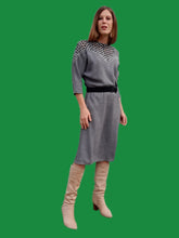 Charger l'image dans la galerie, Robe vintage Mila - Grise chinée noire, ajourée au col. Taille M, 38, 40. Made in France