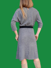 Charger l'image dans la galerie, Robe vintage Mila - Grise chinée noire, ajourée au col. Taille M, 38, 40. Made in France