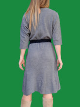 Charger l'image dans la galerie, Robe vintage Mila - Grise chinée noire, ajourée au col. Taille M, 38, 40. Made in France
