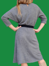 Charger l'image dans la galerie, Robe vintage Mila - Grise chinée noire, ajourée au col. Taille M, 38, 40. Made in France