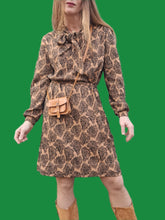 Charger l'image dans la galerie, Robe vintage Aglaë - Col Lavallière. Imprimé feuillage marron et noir. Taille M, 38, 40. Made in France