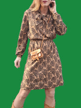 Charger l'image dans la galerie, Robe vintage Aglaë - Col Lavallière. Imprimé feuillage marron et noir. Taille M, 38, 40. Made in France