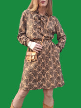 Charger l'image dans la galerie, Robe vintage Aglaë - Col Lavallière. Imprimé feuillage marron et noir. Taille M, 38, 40. Made in France