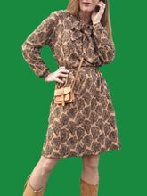 Charger l'image dans la galerie, Robe vintage Aglaë - Col Lavallière. Imprimé feuillage marron et noir. Taille M, 38, 40. Made in France