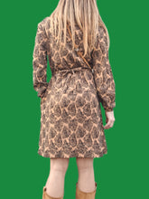 Charger l'image dans la galerie, Robe vintage Aglaë - Col Lavallière. Imprimé feuillage marron et noir. Taille M, 38, 40. Made in France