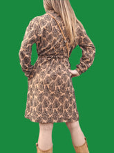 Charger l'image dans la galerie, Robe vintage Aglaë - Col Lavallière. Imprimé feuillage marron et noir. Taille M, 38, 40. Made in France