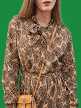 Charger l'image dans la galerie, Robe vintage Aglaë - Col Lavallière. Imprimé feuillage marron et noir. Taille M, 38, 40. Made in France