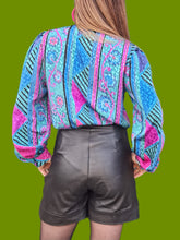 Charger l'image dans la galerie, Chemisier vintage Ombeline - Imprimé géométrique coloré et irisé. Taille M, 38, 40. Fink Modell.