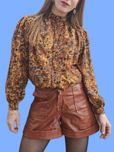 Charger l'image dans la galerie, Chemisier vintage Tina - Plumage moutarde et marron. Taille L, 40, 42. Made in France.