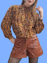 Charger l'image dans la galerie, Chemisier vintage Tina - Plumage moutarde et marron. Taille L, 40, 42. Made in France.