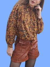 Charger l'image dans la galerie, Chemisier vintage Tina - Plumage moutarde et marron. Taille L, 40, 42. Made in France.