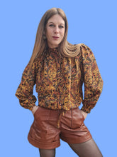 Charger l'image dans la galerie, Chemisier vintage Tina - Plumage moutarde et marron. Taille L, 40, 42. Made in France.