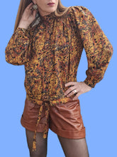 Charger l'image dans la galerie, Chemisier vintage Tina - Plumage moutarde et marron. Taille L, 40, 42. Made in France.