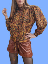 Charger l'image dans la galerie, Chemisier vintage Tina - Plumage moutarde et marron. Taille L, 40, 42. Made in France.