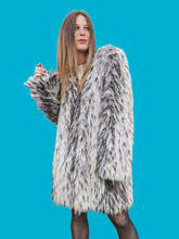Charger l'image dans la galerie, Manteau "Seconde" Lucie - Fausse fourrure grise et noire. Taille XL, 42, 44. Manoukian. Made in China