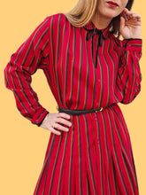 Charger l'image dans la galerie, Robe vintage Denise - Plissée à rayures rouges. Taille S, 36, 38. Gérard Pasquier. Made in France