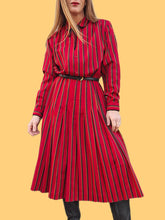 Charger l'image dans la galerie, Robe vintage Denise - Plissée à rayures rouges. Taille S, 36, 38. Gérard Pasquier. Made in France