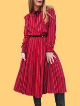 Charger l'image dans la galerie, Robe vintage Denise - Plissée à rayures rouges. Taille S, 36, 38. Gérard Pasquier. Made in France